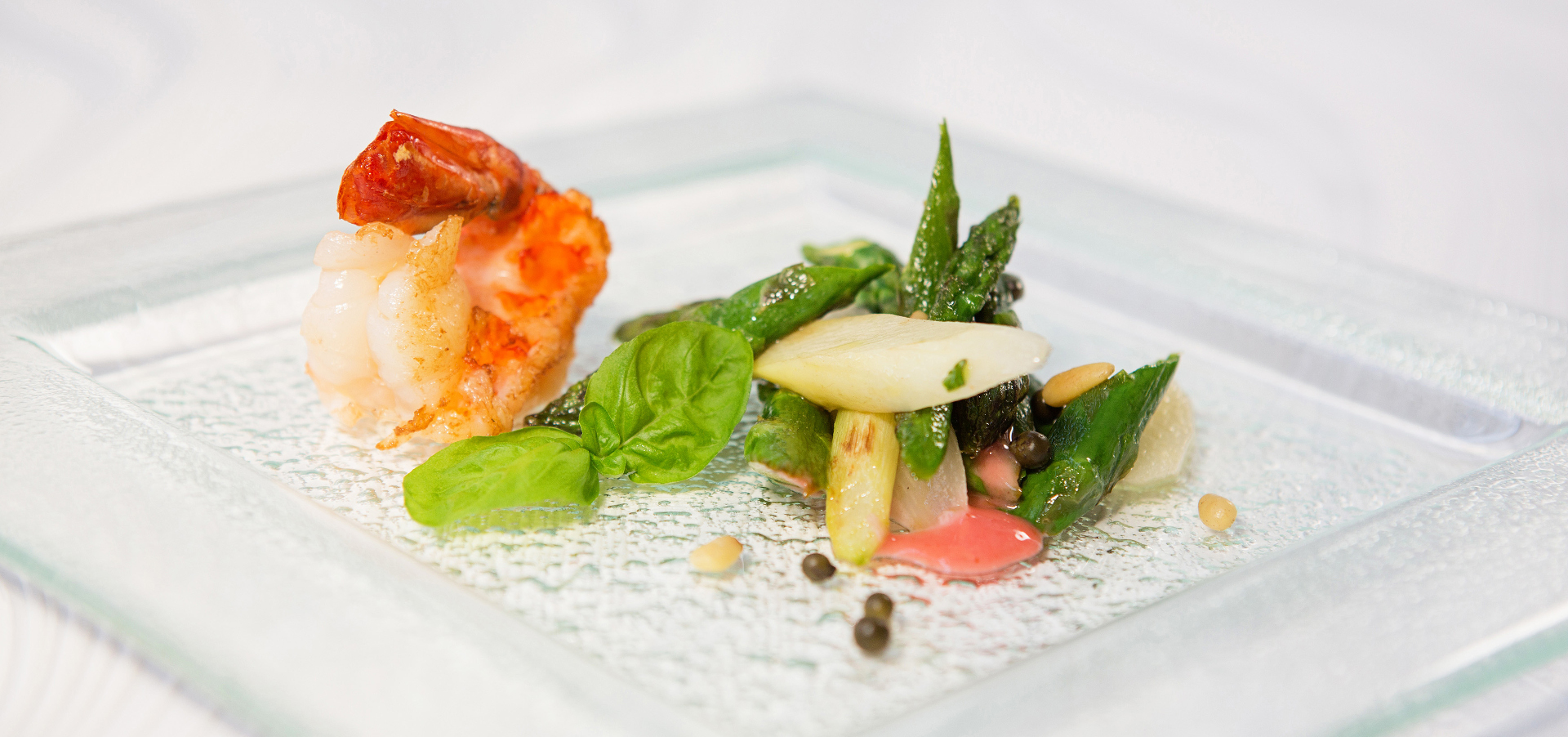 Grüner und weißer Spargel mit Erdbeeren Salat mit Spargel und Erdbeeren