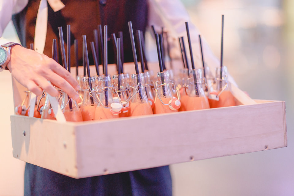 Catering Jubiläum: Getränke aus dem Bauchladen