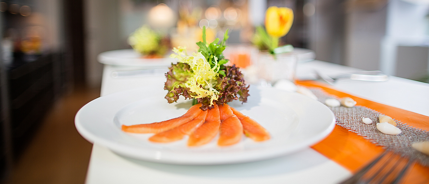 ZUm Hochzeits-Brunch gebeizten Lachs servieren