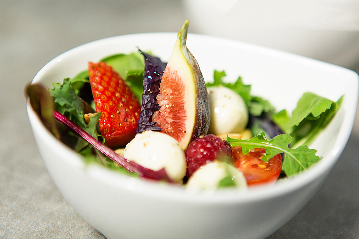 Hochzeits-Brunch Salat mit Erdbeeren, Feigen und Mozzarella