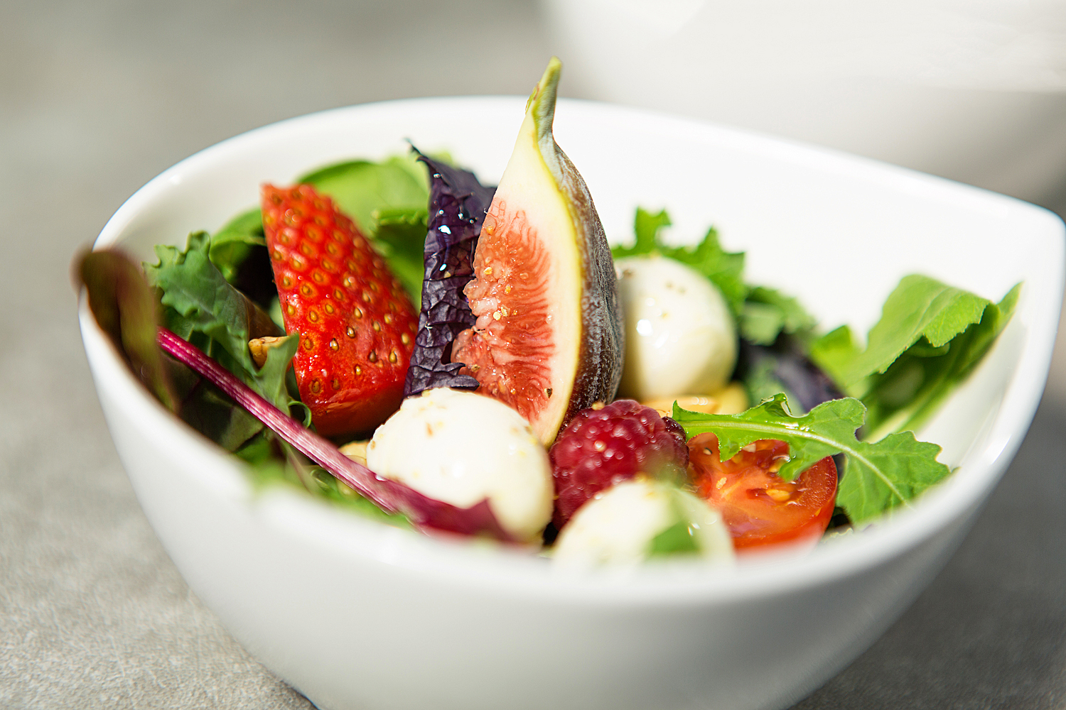 Hochzeits-Brunch Salat servieren Hochzeits-Brunch Salat mit Erdbeeren, Feigen und Mozzarella