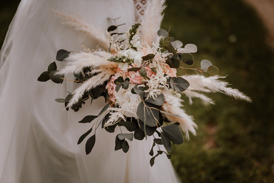Großer Brautstrauß mit Pampasgras und pastellfarbenen Blumen